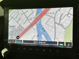 道路や周辺の建物が地図上に表示され、現在地や目的地までの道順を確認しやすい画面です。縮尺や詳細表示も選べるため、街中での移動や初めて訪れる場所へのお出かけに役立ちます。