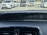 運転席から確認しやすい位置に表示がまとまり、速度や走行に関する情報を視線移動を抑えて把握できます。必要な表示を見つけやすく、日々の運転を落ち着いてサポートします。
