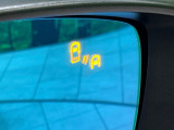【ブラインドスポットモニタリング】走行中、ドアミラーの死角になりやすい箇所に後続車が接近するとサイドミラー付近に警告を表示、ドライバーに注意喚起をしてくれます。