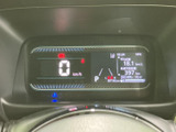 速度やシフト位置などの情報がひと目で確認しやすい表示部です。運転中に必要な情報を把握しやすく、視線の移動を抑えながら安心してお乗りいただけます。