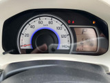 速度計とシフト位置、燃料残量などを運転席から確認できるメーター配置です。必要な情報がひとまとまりになっており、走行中も視線の移動を抑えて確認しやすいレイアウトです。