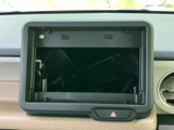 ダッシュボード中央に機器を設置できるスペースが設けられています。周囲にはハザードスイッチも配置され、必要な装備を追加する際や緊急時にも位置を把握しやすいレイアウトです。