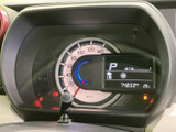 速度計と液晶表示がまとまり、走行に必要な情報を運転席から確認しやすい配置です。燃料残量やシフト位置なども表示され、日々の運転中に目を向けやすく実用的です。