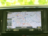 地図上に周辺道路や現在地が表示され、縮尺や表示範囲を切り替える項目も備わっています。目的地までの道順を確認したいときに役立ち、慣れない場所へのお出かけをサポートします。