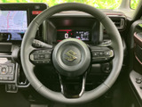 手元にスイッチが配置され、運転姿勢を大きく変えずに各種機能へアクセスしやすい仕様です。メーターやナビを見ながら操作でき、日常の運転を便利に支えます。