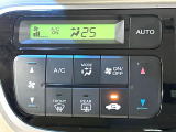 【オートエアコン】一度お好みの温度に設定すれば、車内の温度を検知し風量や温度を自動で調整。暑い&hellip;寒い&hellip;と何度もスイッチ操作をする必要はありません。快適な車内空間には必須の機能ですね♪