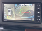 後方の映像に加えて車両周囲を上から見た表示も確認でき、駐車時の周辺確認に役立ちます。画面には目安となるガイド線も表示され、狭い場所でのバック操作をサポートします。