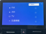 FMやAM、テレビ、交通情報などの項目が画面に並び、使いたい音源や情報を選びやすい表示です。メニューから切り替えられ、日常の移動に便利に活用できます。