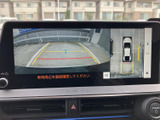 後方映像に加え、車両周囲を確認する表示も備わり、駐車時の周辺確認を助けます。画面内のガイド表示も見ながら、周囲の安全に注意して駐車操作を進められます。