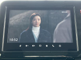 停車中にテレビ番組を視聴できる画面を備えています。待ち時間のひとときにも映像を楽しめるので、休憩中の過ごし方の幅が広がります。利用時は必ず停車してください。