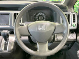 インテリアに合わせたデザインのステアリングは、運転される方のことも考え、運転しやすい形状、大きさです。是非一度、実際に触ってお確かめください。