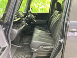 前席は座面と背もたれにゆとりがあり、運転席側から助手席まで落ち着いて過ごせる空間です。足元も広く見渡せるため、乗り降りのしやすさや同乗者の過ごしやすさにも配慮されています。