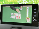 停車中にテレビ番組を視聴でき、待ち時間などの過ごし方に便利な装備です。画面には番組映像が表示され、車内で映像を楽しみたい場面に活用いただけます。