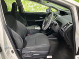 運転席まわりは前方へ視線を向けやすい配置で、座席に腰掛けた際も周囲を見渡しやすい印象です。黒を基調とした落ち着いた室内で、シートには適度な厚みが感じられます。乗り降りしやすい開口部も魅力です。