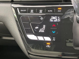 【オートエアコン】一度お好みの温度に設定すれば、車内の温度を検知し風量や温度を自動で調整。暑い&hellip;寒い&hellip;と何度もスイッチ操作をする必要はありません。快適な車内空間には必須の機能ですね♪