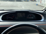 速度計やエンジン回転数などのメーターが視線の先にまとまり、運転に必要な情報を確認しやすい配置です。中央の表示部では各種情報をチェックでき、走行中も視線移動を抑えて状況を把握しやすくなっています。