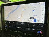 地図を画面いっぱいに表示し、現在地や周辺の道路を確認しやすいナビ画面です。目的地検索などのアイコンも配置され、行き先の設定やルート確認をスムーズに行えるため、初めての場所へのお出かけにも便利です。