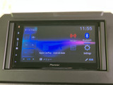タッチ操作に対応した画面に、ラジオやBluetooth、スマートフォン連携のメニューを表示。音楽や各種設定を画面から確認しやすく、日々の移動を快適にサポートしてくれます。