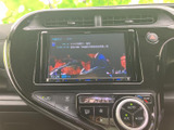 テレビ映像を表示できる画面を備え、停車時に番組を視聴して過ごせます。お出かけ先での待ち時間などにも活用でき、車内での時間を有意義に使えます。
