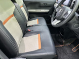 運転席と助手席には、落ち着いた色合いに明るいアクセントを添えたシートを採用。足元も見渡しやすく、乗り降りの際や着座時にも扱いやすい空間です。