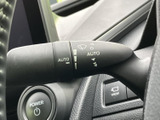 表示されたマークやAUTOの文字で機能を確認しやすく、運転席から扱いやすいレバーです。視線を大きく移さずに手元で確認できるため、日常の操作にも配慮されています。