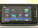FMやAM、USB、Bluetooth Audioなど、複数の音源が画面に一覧表示されています。使いたい音源を選びやすく、通勤やお出かけの時間に合わせて音楽を楽しめる便利な装備です。
