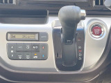 【オートエアコン】一度お好みの温度に設定すれば、車内の温度を検知し風量や温度を自動で調整。暑い&hellip;寒い&hellip;と何度もスイッチ操作をする必要はありません。快適な車内空間には必須の機能ですね♪