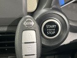 【インテリジェントキー】カバンやポケットに入れたままでもドアの施錠・解錠が可能なスマートキーを装備。エンジンのオン・オフ時もカギを取り出す必要が無いからとっても便利です♪