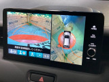 【マルチビューカメラシステム】専用のカメラにより、上から見下ろしたような視点で360度クルマの周囲を確認することができます☆死角部分も確認しやすく、狭い場所での切り返しや駐車もスムーズに行えます。