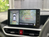 車両周囲を確認しながら駐車をサポートする表示を備えています。ガイド線も画面上で確認でき、車庫入れや狭い場所での駐車時に、周囲を意識しながら落ち着いて操作できます。