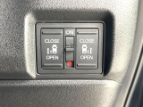 【両側パワースライドドア】スマートキーや運転席のスイッチで後席両側スライドドアの開閉が可能♪電動だから力を入れてドアを開ける必要が無く、小さなお子様でも簡単に開け閉めでき快適です♪