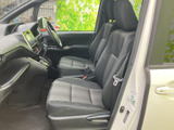 前席は身体を支える形状で、運転席から助手席まで落ち着いた雰囲気が広がります。前方や側方の窓から周囲を確認しやすく、乗り降りもスムーズ。シートの表情にも統一感があり、毎日の移動に使いやすい室内です。