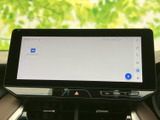 タッチ操作に対応した大画面で、各種メニューを見やすく確認できます。音量調整ボタンも画面下にまとまり、日常の移動に合わせて扱いやすい配置です。