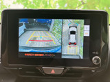 後方映像に加えて車両周辺の様子も画面で確認でき、駐車時の位置合わせをサポートします。目安となるガイド表示もあり、後退時の確認に役立つ装備です。