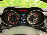 速度計や回転計に加え、中央の表示部で車両情報を確認できるレイアウトです。必要な情報を運転席から見渡しやすく、日々の運転時にも役立ちます。