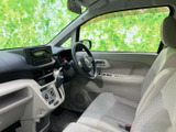 前席まわりを見渡せる開放的な視界で、明るい内装が車内に親しみやすさを添えています。座面はゆったりとした印象で、運転席側の様子も確認しやすい室内です。
