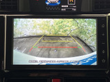 後方の映像と進路の目安となるガイド線を画面で確認でき、駐車時の後方確認に役立ちます。周囲に注意を払いながら、落ち着いて操作できます。