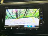 【バックカメラ】駐車時に後方がリアルタイム映像で確認できます。大型商業施設や立体駐車場での駐車時や、夜間のバック時に大活躍!運転スキルに関わらず、今や必須となった装備のひとつです!