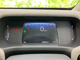 速度やシフト位置などの表示が中央にまとまり、運転中も情報を確認しやすいレイアウトです。周囲には各種表示灯も配置され、走行に必要な情報を把握しやすく、日々の運転をサポートします。