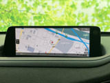 地図上に道路や周辺施設が表示され、現在地を確認しながら目的地までの移動をサポートします。画面内の情報が見やすく整理されており、初めての道でも案内を確認しやすい装備です。