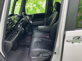 前席は左右のシートにアームレストを備え、落ち着いて過ごせる室内空間です。運転席まわりを見渡しやすく、シートや足元も黒でまとめられており、日々の移動を快適に支えます。