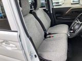 明るいグレー系のシートが広がり、運転席と助手席にゆったり腰掛けられる室内です。ドアを開けた際の乗り降りもしやすく、前席で過ごす毎日の移動を快適に支えます。