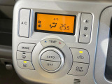 【オートエアコン】一度お好みの温度に設定すれば、車内の温度を検知し風量や温度を自動で調整。暑い&hellip;寒い&hellip;と何度もスイッチ操作をする必要はありません。快適な車内空間には必須の機能ですね♪