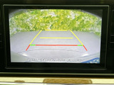 後方の映像と目安線を画面に表示し、駐車時の周囲確認をサポートします。車庫入れやバックの際に後方の状況を把握しやすく、日常の駐車に便利な装備です。