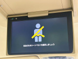 【後席モニター】家族や友人とお出かけする機会が多い方に大人気の後席モニターを装備!見やすい位置に画面がありテレビやDVDの視聴も快適!友達もお子様も、後席にしか乗らなくなるかも??
