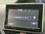オーディオのソース選択や接続状況が画面に表示され、利用したい音源を確認しやすい構成です。画面周辺にも操作部がまとまり、音楽を楽しむ際に使いやすい装備となっています。