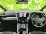 中央のモニターは運転席から確認しやすい位置にあり、車内で映像や情報をチェックする際に便利です。周囲のスイッチ類とまとまって配置され、運転席まわりで視線を移しやすい設計です。
