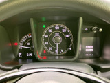 速度やエンジン回転数などの情報がまとまって表示され、運転中も確認しやすいレイアウトです。各表示を見分けやすく、必要な情報を把握しながらお乗りいただけます。