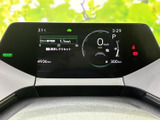 運転に必要な情報が集約され、速度やシフト位置などをひと目で確認しやすい表示です。視線の移動を抑えながら、状況を把握するのに役立ちます。