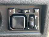 【電動格納ミラー】運転席のスイッチで、ドアミラーの開閉や角度の調整ができます。